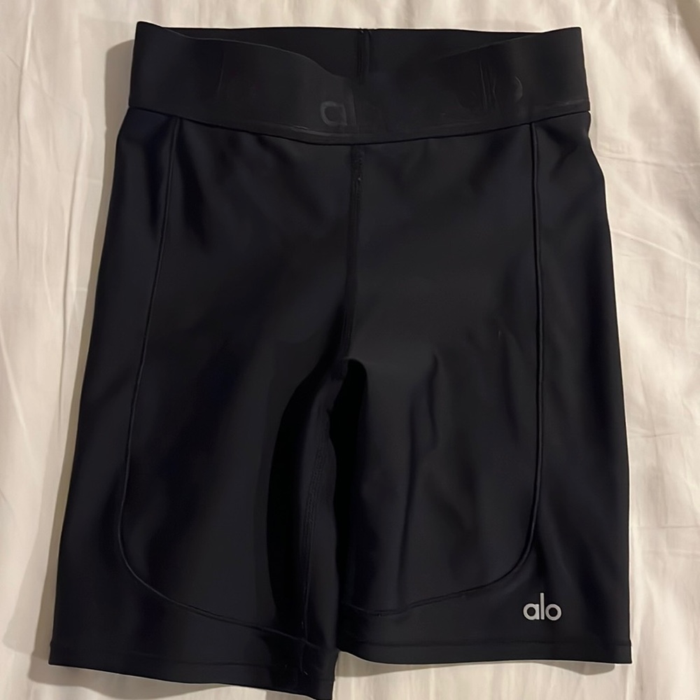 Alo yoga shorts with alo band